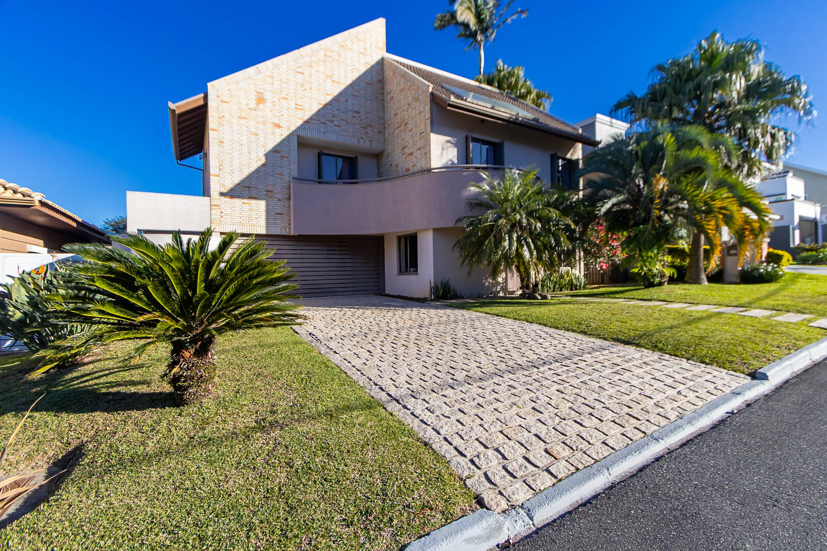 Casa à venda com 4 quartos, 278m² - Foto 1